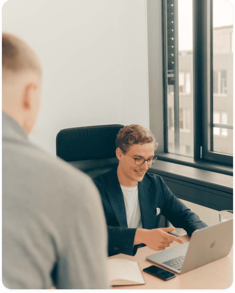 Frederik und Daniel am Laptop