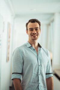 Lukas R.